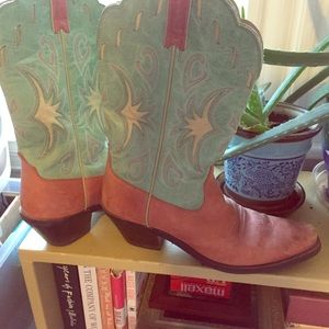 Ariat 9B cowboy boots. Beautiful colors!